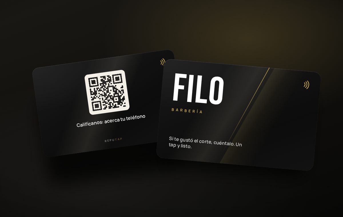 Diseño de ejemplo: frente y reverso de una tarjeta negra para una barbería, con tipografía condensada y QR