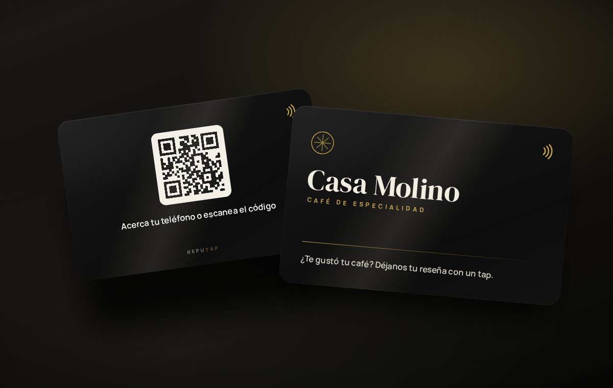 Diseño de ejemplo: frente y reverso de una tarjeta negra para una cafetería, con QR y llamado a dejar reseña