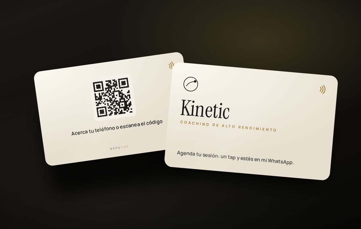 Diseño de ejemplo: frente y reverso de una tarjeta color crema para un coach, con QR