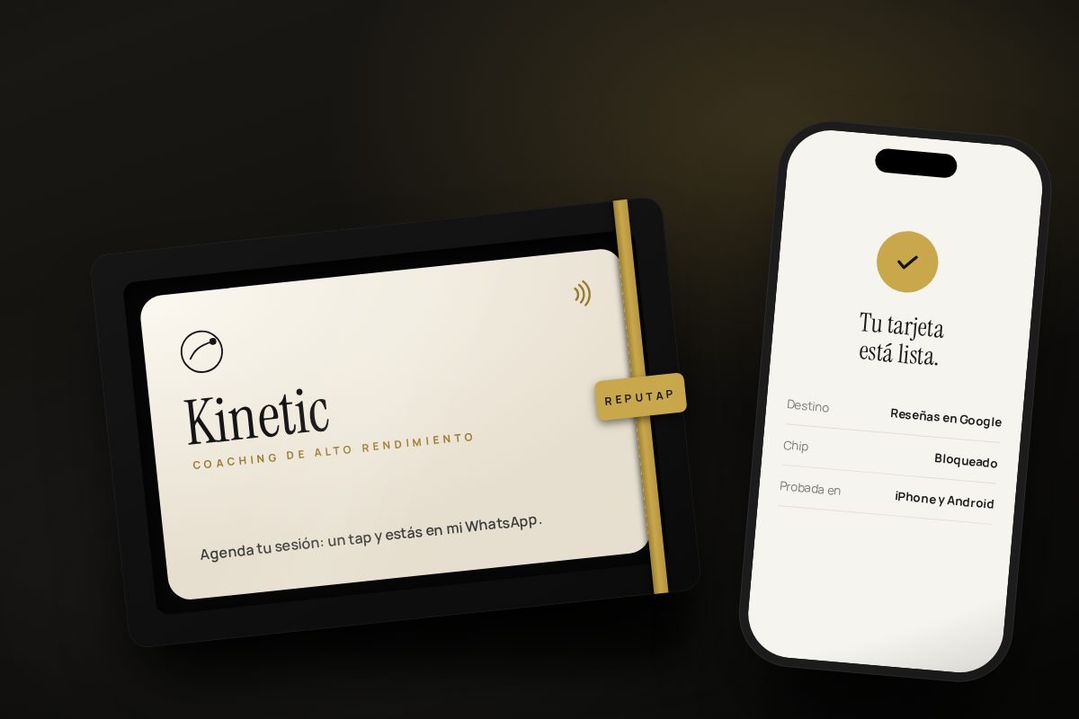 Render ilustrativo: tarjeta personalizada en su caja de entrega con listón dorado, junto a un celular que confirma que la tarjeta está lista y probada