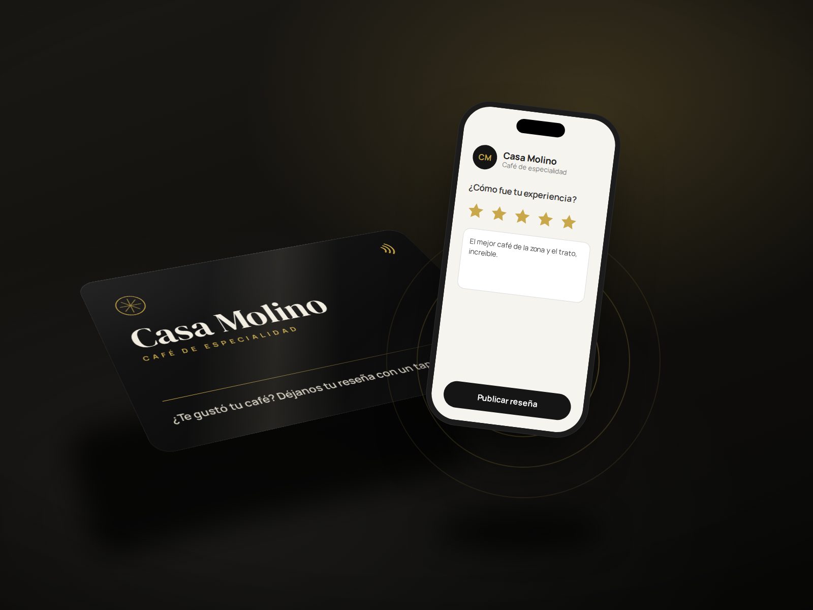 Render ilustrativo: tarjeta RepuTap negra de una cafetería junto a un celular que muestra la pantalla para dejar una reseña de cinco estrellas